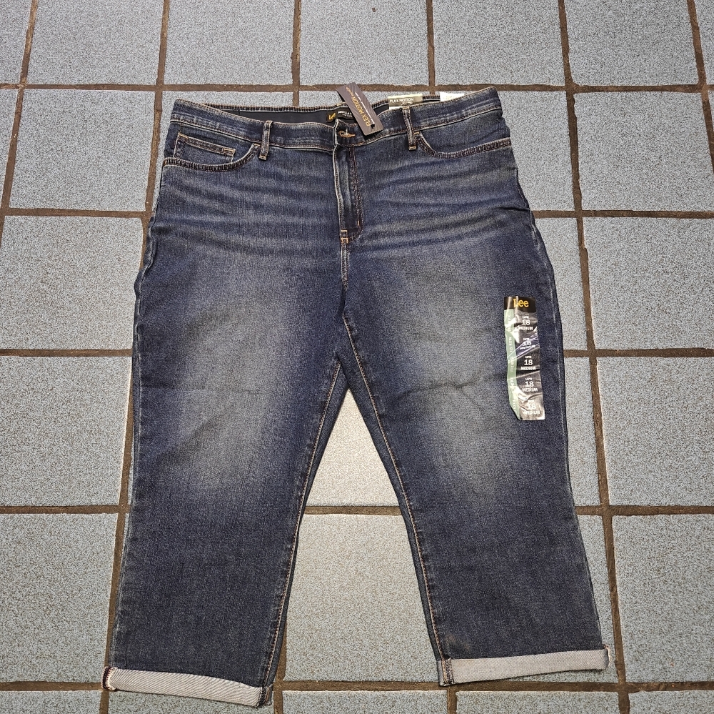 Lee Women's Regular Fit Mid Rise Capri Blue Jeans Size 18 - Picture 3 of 10